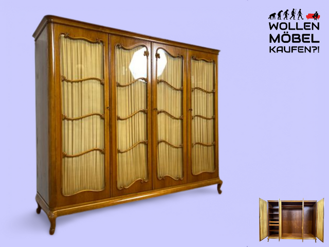 WMK I Wunderschöner 60er Jahre Chippendale Kleiderschrank , Vollholz in Nussbaum , mit Glastüren , Vorhang & Schubladen I Schrank Wardrobe Wäsche Schlafzimmer Dielen Mid-Century Vintage Barock Berlin