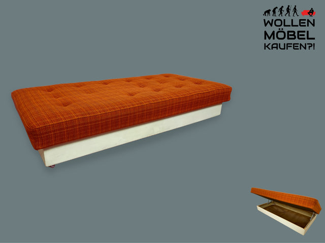 WMK I Raumaufhellende Space Age Liege auf Rollen mit orangem Originalbezug und großem Bettkasten I Daybed Sofa Couch Einzelbett Bett Lounge Modul Ottomane Vintage 70er I Berlin Leipzig Hamburg Köln