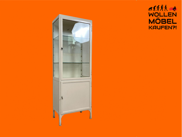 WMK # Formschöner weißer 1930er Jahre Medizinschrank aus Eisen mit Glastüren und Glasböden # Apothekerschrank Arztschrank antike Arztvitrine Glasvitrine Vitrine Display Industrial Design Bauhaus 40er