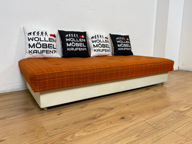WMK I Raumaufhellende Space Age Liege auf Rollen mit orangem Originalbezug und großem Bettkasten I Daybed Sofa Couch Einzelbett Bett Lounge Modul Ottomane Vintage 70er I Berlin Leipzig Hamburg Köln
