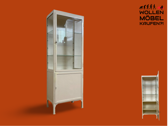 WMK # Formschöner weißer 1930er Jahre Medizinschrank aus Metall mit Glastüren und Glasböden # Arztschrank Apothekerschrank Glasvitrine antike Arztvitrine Vitrine Display Industrial Design Bauhaus 40er