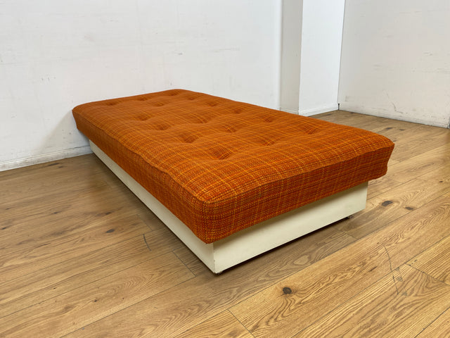 WMK I Raumaufhellende Space Age Liege auf Rollen mit orangem Originalbezug und großem Bettkasten I Daybed Sofa Couch Einzelbett Bett Lounge Modul Ottomane Vintage 70er I Berlin Leipzig Hamburg Köln