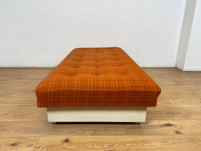 WMK I Raumaufhellende Space Age Liege auf Rollen mit orangem Originalbezug und großem Bettkasten I Daybed Sofa Couch Einzelbett Bett Lounge Modul Ottomane Vintage 70er I Berlin Leipzig Hamburg Köln