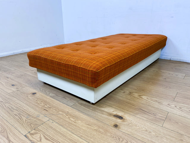 WMK I Raumaufhellende Space Age Liege auf Rollen mit orangem Originalbezug und großem Bettkasten I Daybed Sofa Couch Einzelbett Bett Lounge Modul Ottomane Vintage 70er I Berlin Leipzig Hamburg Köln