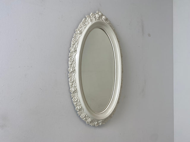 WMK I Versand möglich I Sehr schöner weißer ovaler 70er Jahre Spiegel im Barock Stil mit floralem Kunststoff Spiegelrahmen I Wandspiegel Flurspiegel Mirror Rokoko Vintage I Berlin Dresden Stuttgart