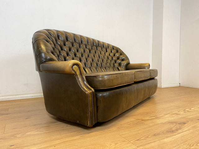 WMK Formschönes & hochwertiges original englisches Chesterfield Sofa Pegasus mit dickem aber weichem gestepptem Echtleder Bezug mit Alterspatina # Sofa Couch Ledersofa Ledercouch Sitzgarnitur Vintage