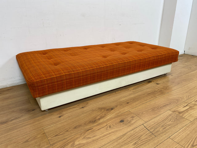 WMK I Raumaufhellende Space Age Liege auf Rollen mit orangem Originalbezug und großem Bettkasten I Daybed Sofa Couch Einzelbett Bett Lounge Modul Ottomane Vintage 70er I Berlin Leipzig Hamburg Köln