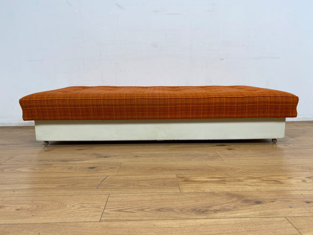 WMK I Raumaufhellende Space Age Liege auf Rollen mit orangem Originalbezug und großem Bettkasten I Daybed Sofa Couch Einzelbett Bett Lounge Modul Ottomane Vintage 70er I Berlin Leipzig Hamburg Köln