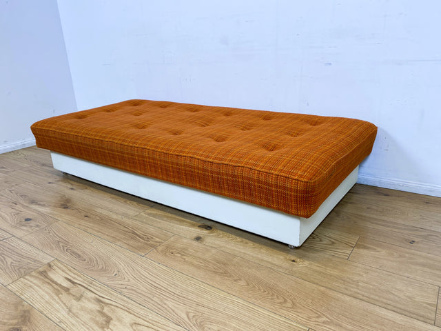 WMK I Raumaufhellende Space Age Liege auf Rollen mit orangem Originalbezug und großem Bettkasten I Daybed Sofa Couch Einzelbett Bett Lounge Modul Ottomane Vintage 70er I Berlin Leipzig Hamburg Köln