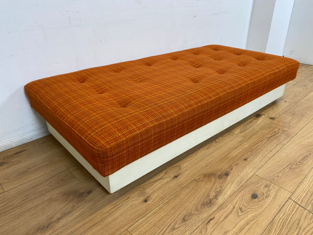 WMK I Raumaufhellende Space Age Liege auf Rollen mit orangem Originalbezug und großem Bettkasten I Daybed Sofa Couch Einzelbett Bett Lounge Modul Ottomane Vintage 70er I Berlin Leipzig Hamburg Köln