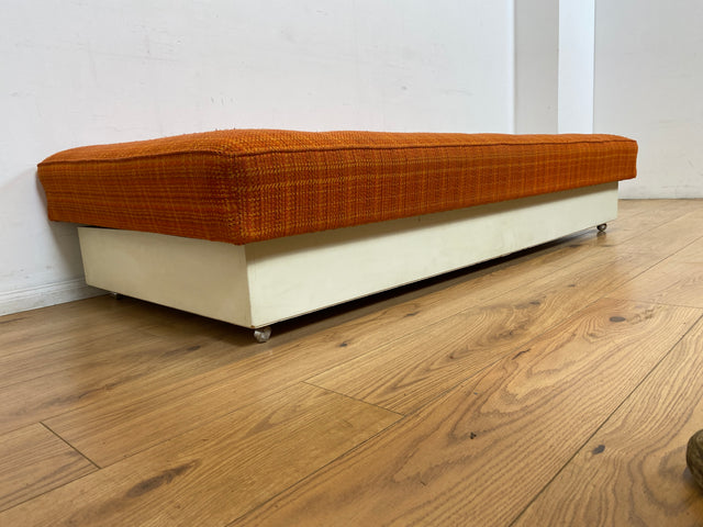 WMK I Raumaufhellende Space Age Liege auf Rollen mit orangem Originalbezug und großem Bettkasten I Daybed Sofa Couch Einzelbett Bett Lounge Modul Ottomane Vintage 70er I Berlin Leipzig Hamburg Köln