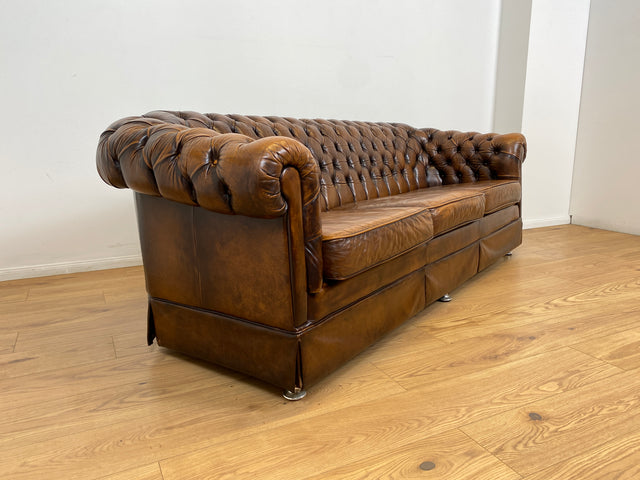 WMK # Hochwertiges original englisches Chesterfield Sofa mit dickem aber weichem gestepptem Echtleder Bezug mit schöner Alterspatina # 3er Sofa Couch Ledersofa Ledercouch Sitzgarnitur Leather Vintage