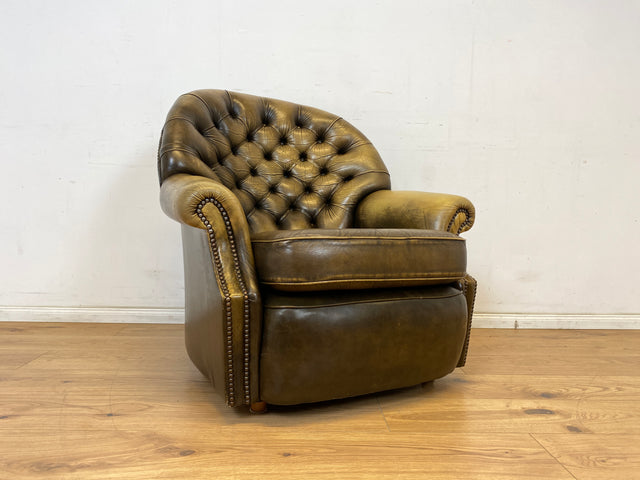 WMK Formschöner & hochwertiger original englischer Chesterfield Sessel Pegasus mit dickem & weichem gestepptem Echtleder Bezug mit Alterspatina # Ledersessel Lesesessel Clubsessel Sitzgarnitur Vintage