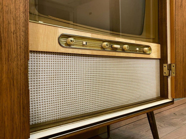 WMK Wunderschöne mid-century Fernsehenkommode mit Fernsehen als Deko - Lieferung möglich
