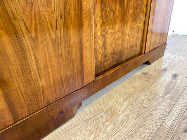WMK I Sehr schöner und perfekt aufgeteilter 1930er Jahre Art Deco Kleiderschrank aus vollem Holz in Nussbaum I Schrank Schlafzimmerschrank Wäscheschrank Wardrobe Antik Vintage Berlin Magdeburg Bayern
