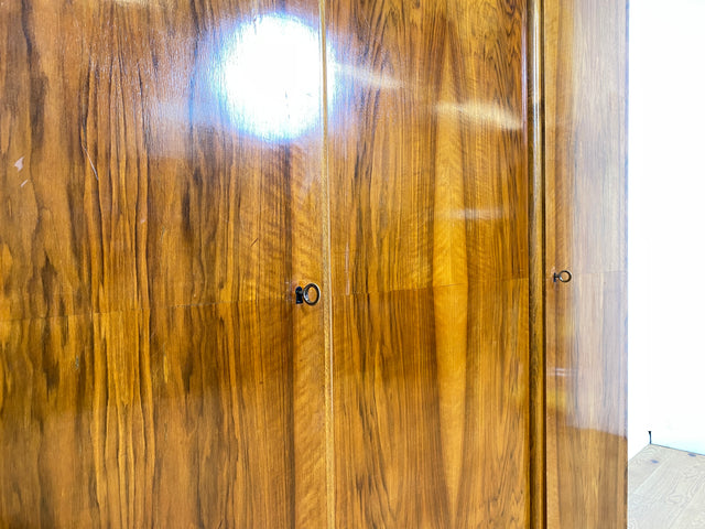 WMK I Sehr schöner und perfekt aufgeteilter 1930er Jahre Art Deco Kleiderschrank aus vollem Holz in Nussbaum I Schrank Schlafzimmerschrank Wäscheschrank Wardrobe Antik Vintage Berlin Magdeburg Bayern