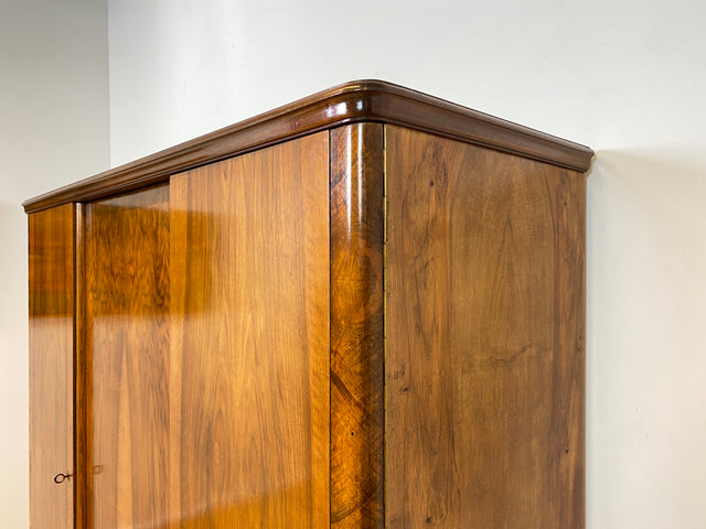 WMK I Sehr schöner und perfekt aufgeteilter 1930er Jahre Art Deco Kleiderschrank aus vollem Holz in Nussbaum I Schrank Schlafzimmerschrank Wäscheschrank Wardrobe Antik Vintage Berlin Magdeburg Bayern