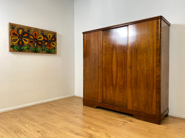 WMK I Sehr schöner und perfekt aufgeteilter 1930er Jahre Art Deco Kleiderschrank aus vollem Holz in Nussbaum I Schrank Schlafzimmerschrank Wäscheschrank Wardrobe Antik Vintage Berlin Magdeburg Bayern