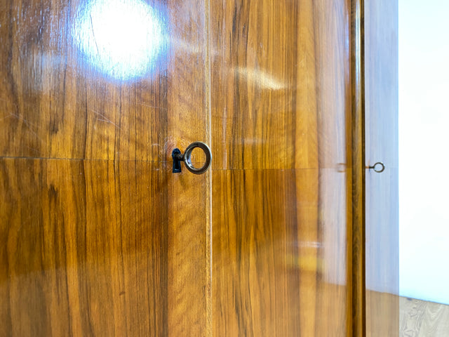 WMK I Sehr schöner und perfekt aufgeteilter 1930er Jahre Art Deco Kleiderschrank aus vollem Holz in Nussbaum I Schrank Schlafzimmerschrank Wäscheschrank Wardrobe Antik Vintage Berlin Magdeburg Bayern