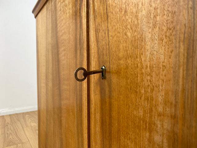 WMK I Wunderschöne und sehr gut erhaltene 1930er Jahre Art Deco Kommode aus massivem Walnuss Holz I Schrank Anrichte Wäschekommode Flurkommode Schuhschrank Vintage Antik Berlin Magdeburg Regensburg