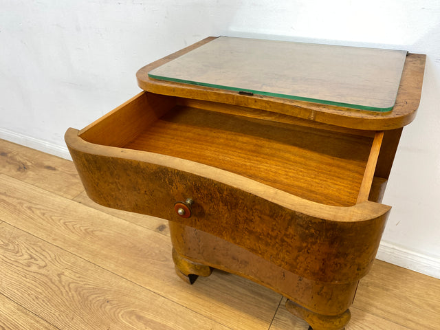 WMK I 1/2 Sehr schöner 1930er Jahre Art Deco Nachttisch aus vollem Holz mit Schublade und Glasauflage I Nachtkommode Nachtschrank Nachtschränkchen Night Stand Vintage Antik Berlin Leipzig Stuttgart
