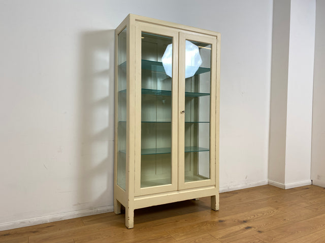 WMK # Sehr schöner weißer 1930er Jahre Medizinschrank aus Holz mit Glastüren und Glasböden # Apothekerschrank Arztschrank antike Arztvitrine Glasvitrine Vitrine Industrial Design Display Bauhaus 40er