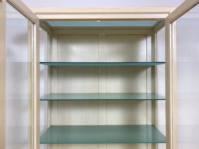 WMK # Sehr schöner weißer 1930er Jahre Medizinschrank aus Holz mit Glastüren und Glasböden # Apothekerschrank Arztschrank antike Arztvitrine Glasvitrine Vitrine Industrial Design Display Bauhaus 40er
