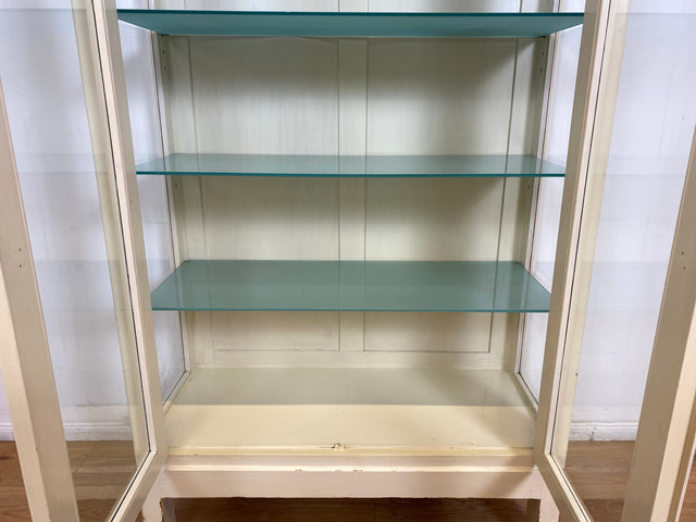 WMK # Sehr schöner weißer 1930er Jahre Medizinschrank aus Holz mit Glastüren und Glasböden # Apothekerschrank Arztschrank antike Arztvitrine Glasvitrine Vitrine Industrial Design Display Bauhaus 40er