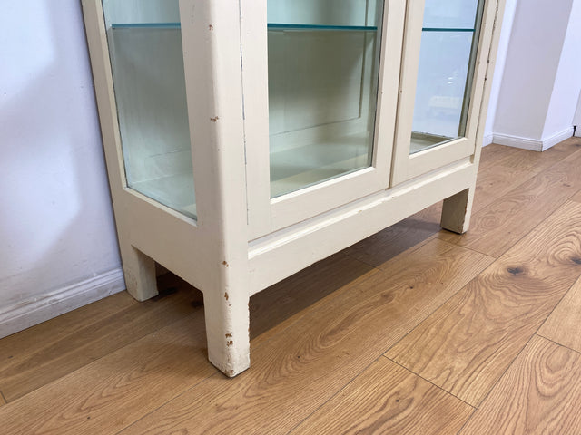 WMK # Sehr schöner weißer 1930er Jahre Medizinschrank aus Holz mit Glastüren und Glasböden # Apothekerschrank Arztschrank antike Arztvitrine Glasvitrine Vitrine Industrial Design Display Bauhaus 40er