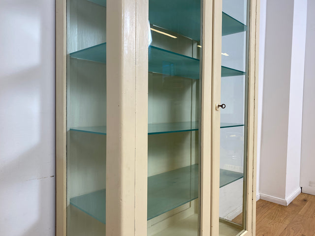 WMK # Sehr schöner weißer 1930er Jahre Medizinschrank aus Holz mit Glastüren und Glasböden # Apothekerschrank Arztschrank antike Arztvitrine Glasvitrine Vitrine Industrial Design Display Bauhaus 40er