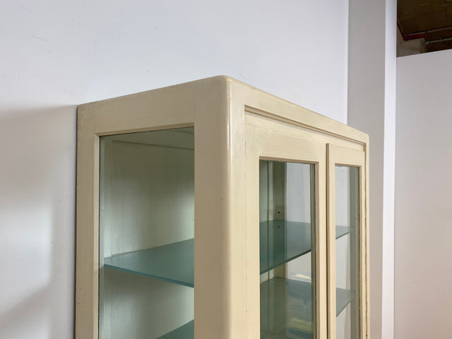 WMK # Sehr schöner weißer 1930er Jahre Medizinschrank aus Holz mit Glastüren und Glasböden # Apothekerschrank Arztschrank antike Arztvitrine Glasvitrine Vitrine Industrial Design Display Bauhaus 40er