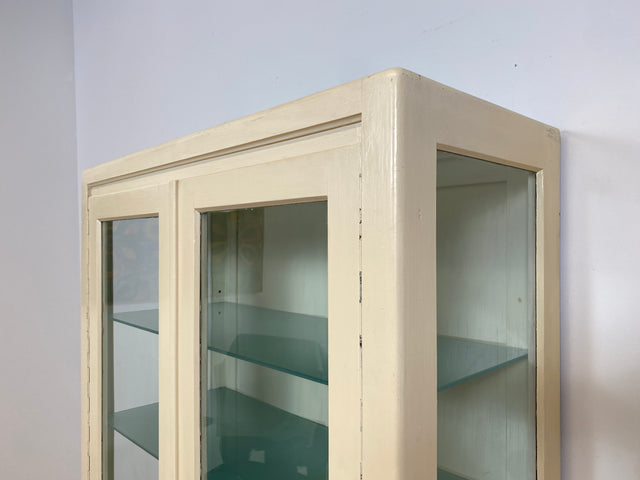 WMK # Sehr schöner weißer 1930er Jahre Medizinschrank aus Holz mit Glastüren und Glasböden # Apothekerschrank Arztschrank antike Arztvitrine Glasvitrine Vitrine Industrial Design Display Bauhaus 40er