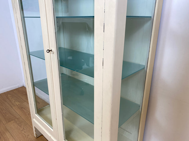 WMK # Sehr schöner weißer 1930er Jahre Medizinschrank aus Holz mit Glastüren und Glasböden # Apothekerschrank Arztschrank antike Arztvitrine Glasvitrine Vitrine Industrial Design Display Bauhaus 40er