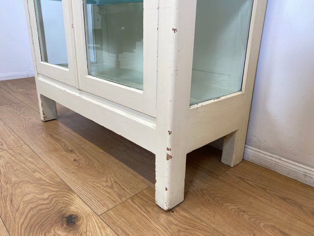 WMK # Sehr schöner weißer 1930er Jahre Medizinschrank aus Holz mit Glastüren und Glasböden # Apothekerschrank Arztschrank antike Arztvitrine Glasvitrine Vitrine Industrial Design Display Bauhaus 40er
