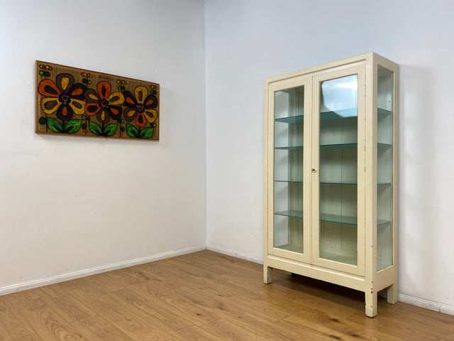 WMK # Sehr schöner weißer 1930er Jahre Medizinschrank aus Holz mit Glastüren und Glasböden # Apothekerschrank Arztschrank antike Arztvitrine Glasvitrine Vitrine Industrial Design Display Bauhaus 40er