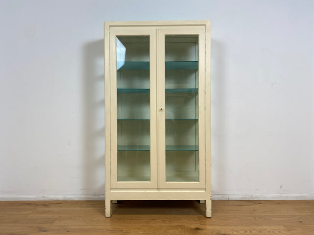 WMK # Sehr schöner weißer 1930er Jahre Medizinschrank aus Holz mit Glastüren und Glasböden # Apothekerschrank Arztschrank antike Arztvitrine Glasvitrine Vitrine Industrial Design Display Bauhaus 40er