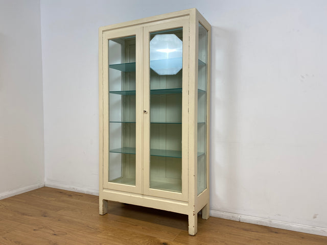 WMK # Sehr schöner weißer 1930er Jahre Medizinschrank aus Holz mit Glastüren und Glasböden # Apothekerschrank Arztschrank antike Arztvitrine Glasvitrine Vitrine Industrial Design Display Bauhaus 40er