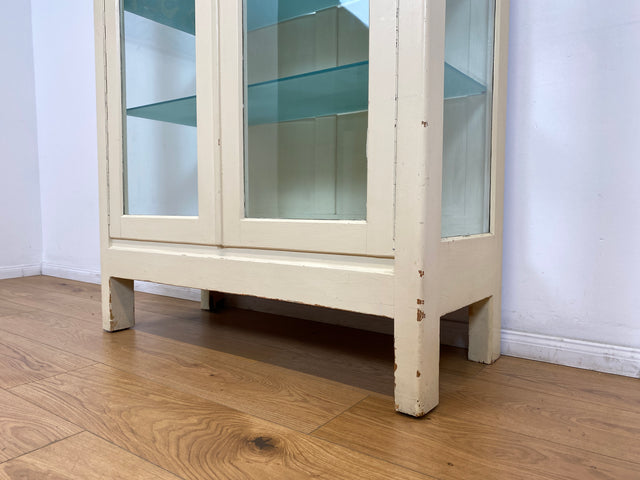 WMK # Sehr schöner weißer 1930er Jahre Medizinschrank aus Holz mit Glastüren und Glasböden # Apothekerschrank Arztschrank antike Arztvitrine Glasvitrine Vitrine Industrial Design Display Bauhaus 40er