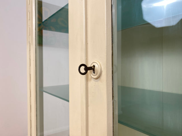 WMK # Sehr schöner weißer 1930er Jahre Medizinschrank aus Holz mit Glastüren und Glasböden # Apothekerschrank Arztschrank antike Arztvitrine Glasvitrine Vitrine Industrial Design Display Bauhaus 40er