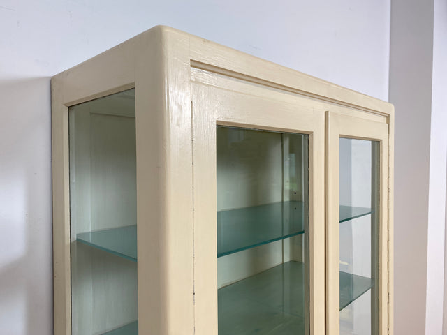 WMK # Sehr schöner weißer 1930er Jahre Medizinschrank aus Holz mit Glastüren und Glasböden # Apothekerschrank Arztschrank antike Arztvitrine Glasvitrine Vitrine Industrial Design Display Bauhaus 40er