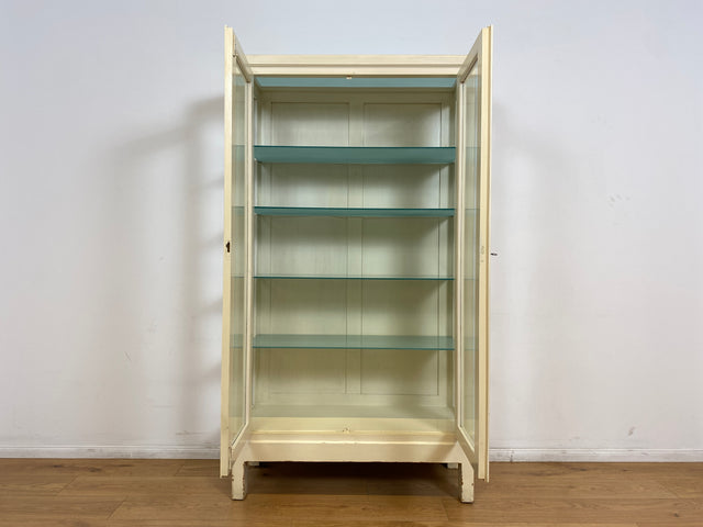 WMK # Sehr schöner weißer 1930er Jahre Medizinschrank aus Holz mit Glastüren und Glasböden # Apothekerschrank Arztschrank antike Arztvitrine Glasvitrine Vitrine Industrial Design Display Bauhaus 40er