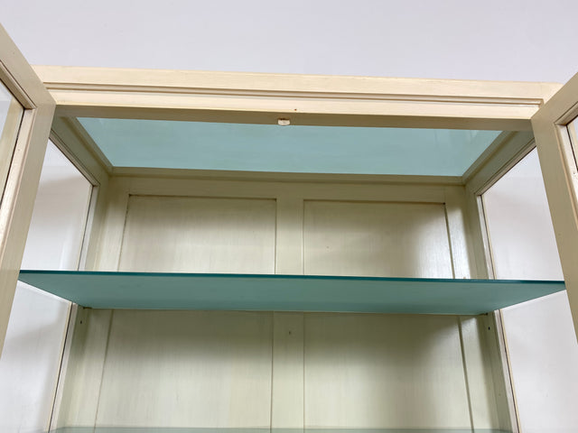 WMK # Sehr schöner weißer 1930er Jahre Medizinschrank aus Holz mit Glastüren und Glasböden # Apothekerschrank Arztschrank antike Arztvitrine Glasvitrine Vitrine Industrial Design Display Bauhaus 40er