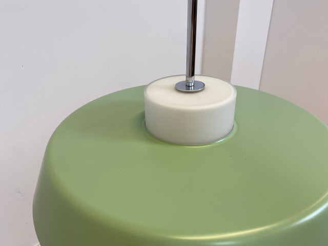 WMK # Formschöne und gut erhaltene zweischirm Pendelleuchte in Retrodesign aus Aluminium und Chrom in dezentem Grün # Lampe Hängelampe Deckenlampe Wohnzimmerlampe Leuchte Licht Hängeleuchte Vintage
