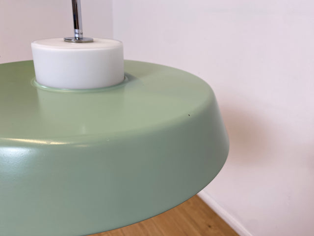 WMK # Formschöne und gut erhaltene zweischirm Pendelleuchte in Retrodesign aus Aluminium und Chrom in dezentem Grün # Lampe Hängelampe Deckenlampe Wohnzimmerlampe Leuchte Licht Hängeleuchte Vintage