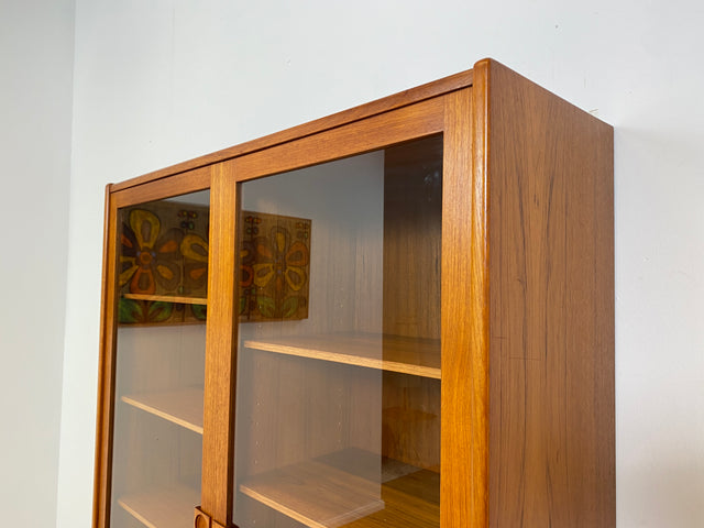 WMK # Hochwertige skandinavische Mid-Century Designer Vitrine von Brouer Møbelfabrik aus massivem Teakholz # Regal Bücherschrank Bücherregal Highboard Sideboard Glass Cabinet Danish Design Vintage