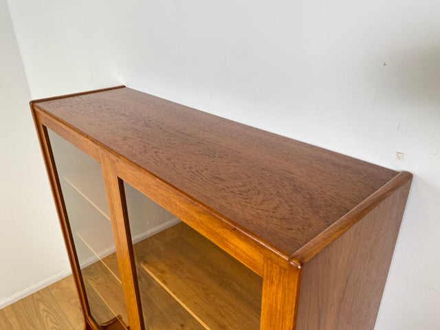 WMK # Hochwertige skandinavische Mid-Century Designer Vitrine von Brouer Møbelfabrik aus massivem Teakholz # Regal Bücherschrank Bücherregal Highboard Sideboard Glass Cabinet Danish Design Vintage