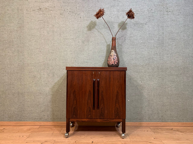 WMK I Skandinavische 60er Jahre Designer Bar von Torbjörn Afdal auf Rollen I Palisander I Barkommode Barschrank Hausbar Barwagen Tresen Vintage Danish Design Mid-Century Rosewood I Berlin München Köln