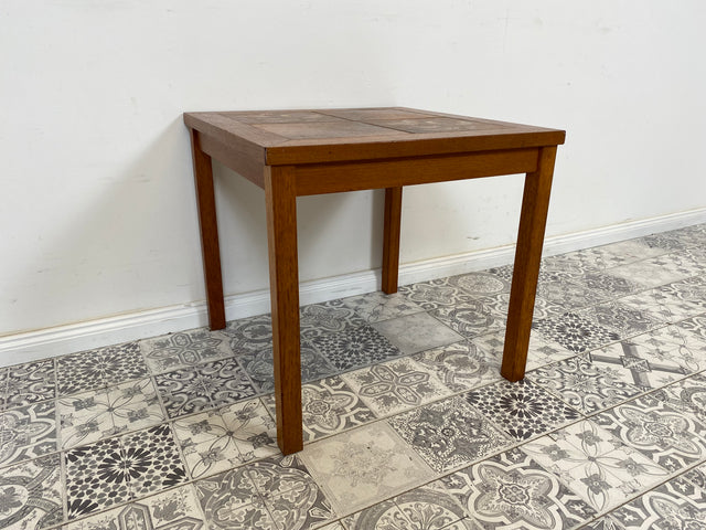WMK Hübscher und gut erhaltener skandinavischer Couchtisch mit kunstvollen Fliesen und geraden Beinen - Tisch Beistelltisch Kacheltisch Coffee Table Vintage Mid-Century - Lieferung möglich