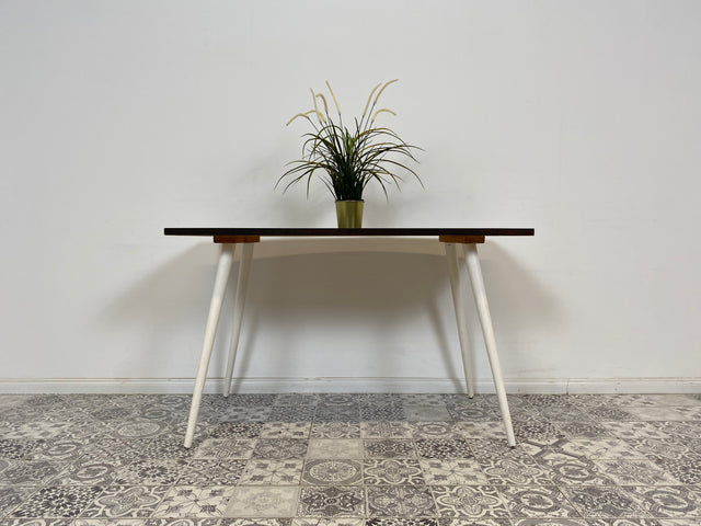 WMK Sehr hübscher und gut erhaltener Mid-Century Couchtisch aus dem Jahr 1968, mit schöner Tischplatte und konischen Füßen