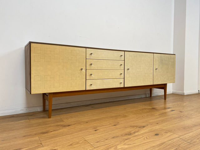 WMK # Stilvolles und gut erhaltenes 244cm langes 70er Jahre Sideboard mit Schubladen und eleganten kunststoffbesch. weißen Fronten # Kommode TV-Lowboard Anrichte TV-Bank Mid-Century Space-Age Vintage